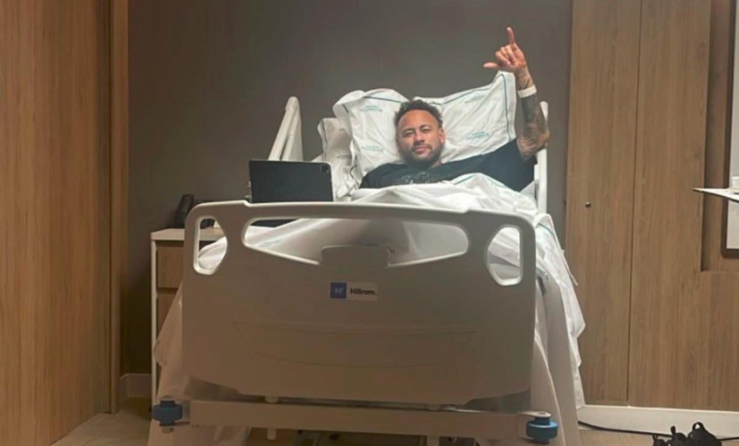 Imagen Neymar, tras la artroscopía a la que fue sometido el 22 de diciembre.