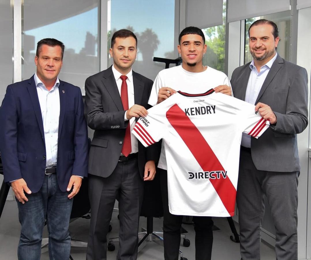 Imagen Kendry Páez, junto a Di Carlo, Agustín Forchieri (Secretario General) y Mariano Barnao (Gerente de Fútbol).