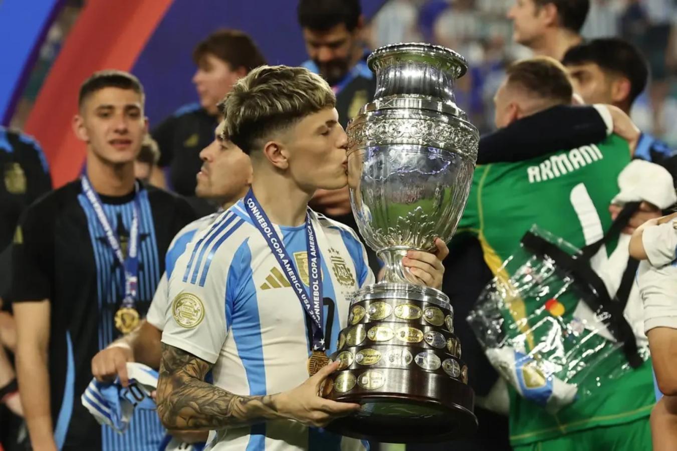 Imagen Alejandro Garnacho besa la Copa América. El joven futbolista esta entusiasmado con la Selección Argentina.