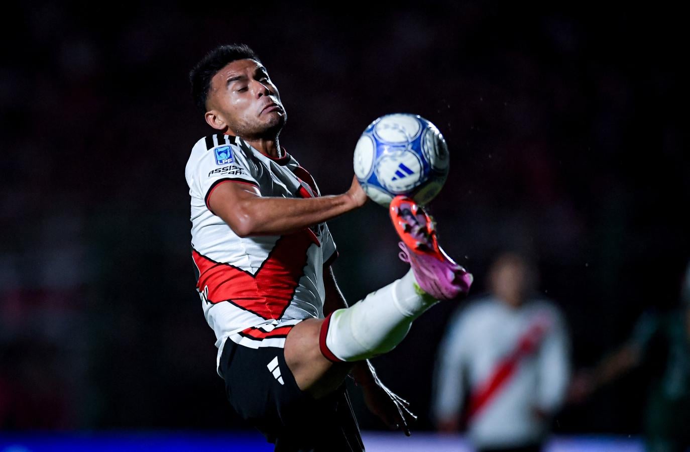 Imagen de Fausto Vera, con un pie afuera del Superclásico: el parte médico del volante de River