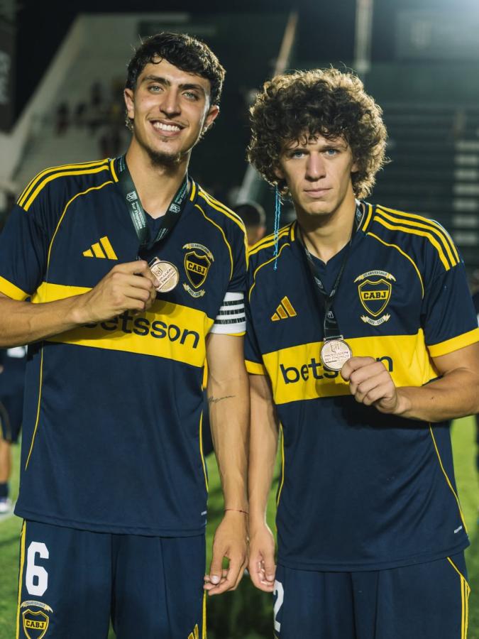 Imagen Mateo Mendía (izquierda), capitán de la Reserva campeona de Boca.