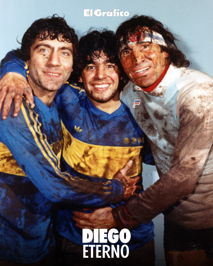 Imagen De izquierda a derecha, aparecen Miguel Ángel Brindisi, Diego Armando Maradona y Hugo Orlando "El Loco" Gatti cubiertos de barro tras una intensa práctica bajo la lluvia. Vestuario de La Candela, en abril de 1981.