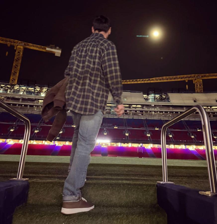 Imagen Messi se adentra en un Camp Nou en plena construcción.