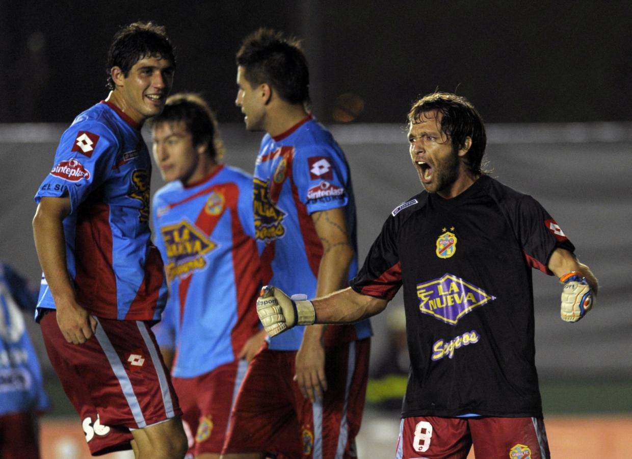 Imagen Diego Torres se vistió de héroe y atajó un penal como arquero improvisado. (JUAN MABROMATA / AFP)