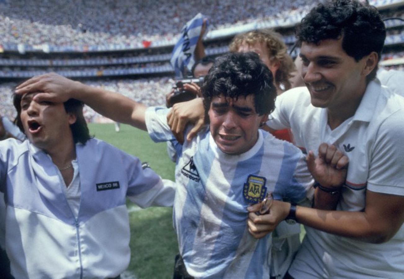 Imagen Diego no puede evitar llorar tras la consagración en México '86.