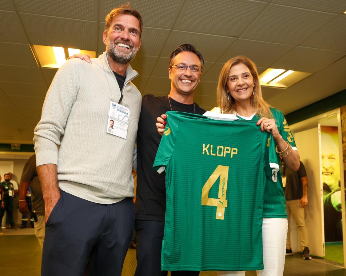 Imagen Klopp, André Rocha, CEO de Red Bull, y Leila Pereira posan sonrientes.