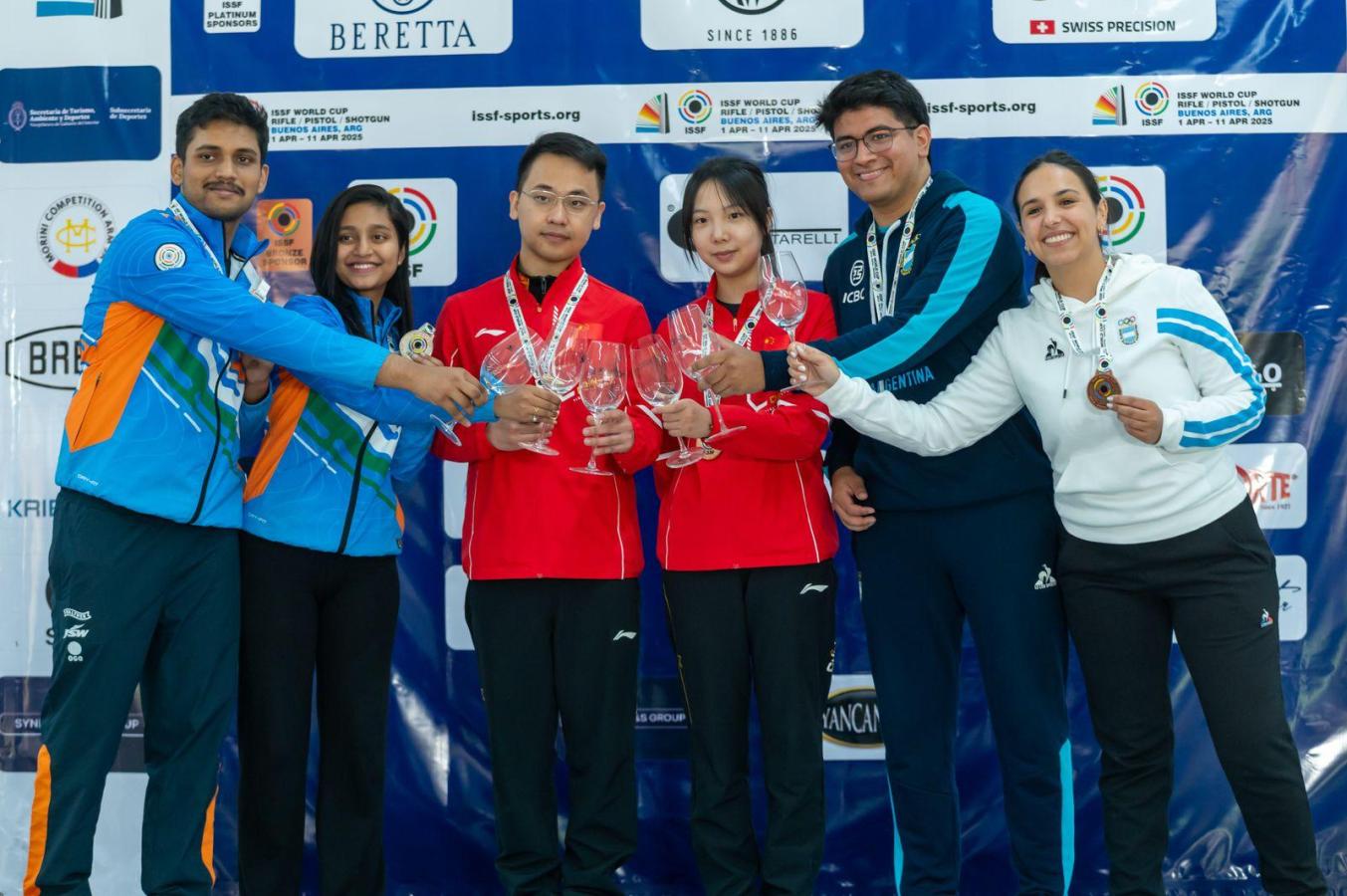 Imagen Fernanda Russo y Julián Gutiérrez en el histórico podio de la Copa del Mundo