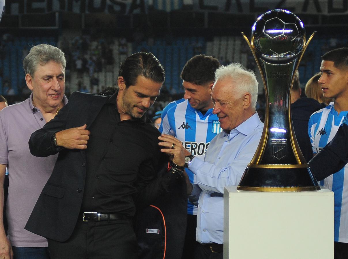 Imagen Fernando Gago, distinguido con el saco de Pizzuti, el entrenador que llevó a Racing a lo más alto de su historia (FOTOBAIRES)