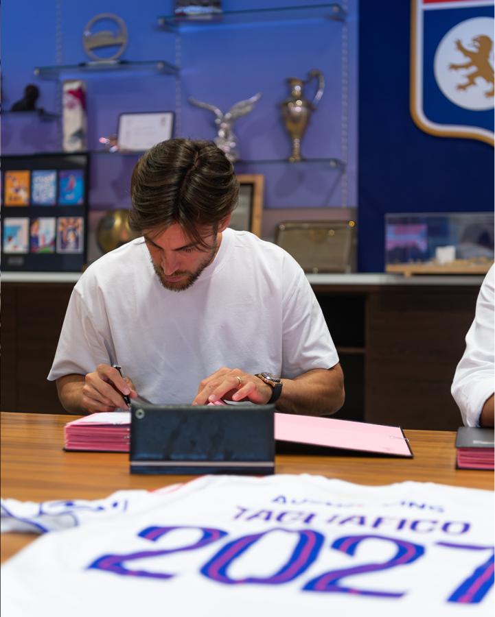 Imagen Tagliafico y la firma de su nuevo contrato con Lyon hasta junio de 2027.