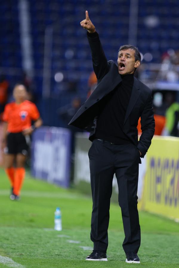 Imagen Fabián Bustos dejó Universitario y dirigirá a Olimpia.