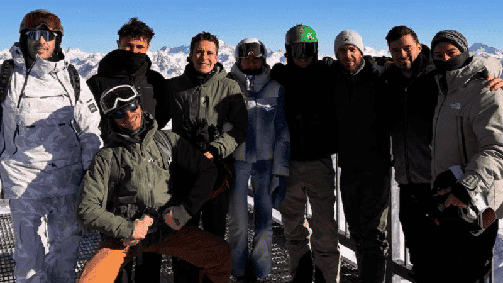 Imagen Fenestraz, junto con Lando Norris y otros amigos en la nieve francesa.