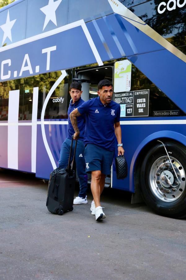 Imagen Carlos Tevez llegando al Marcelo Bielsa. Talleres sufrió pero avanzó de fase.