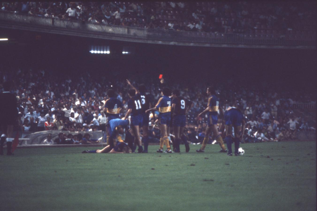 Imagen La expulsión de Passucci, que rompió el partido. Foto: Archivo El Gráfico
