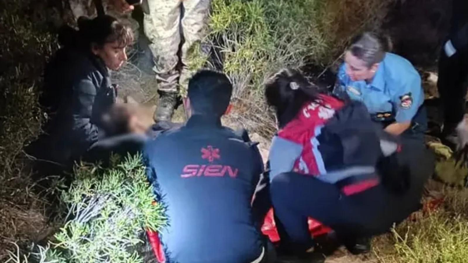 Imagen Una imagen del momento del hallazgo de la hermana de Marcos Acuña (LM Neuquén).