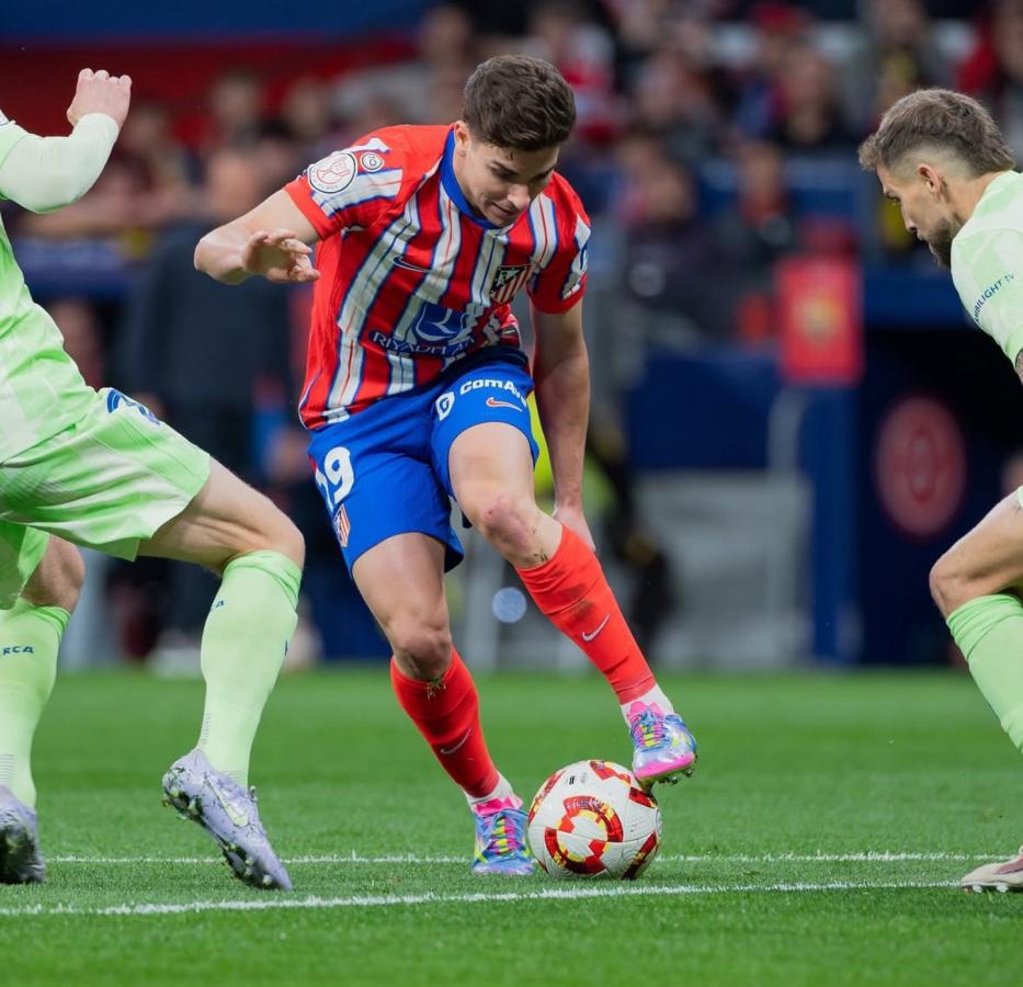 Imagen Julián Álvarez en acción ante Barcelona. Atlético de Madrid se quedó sin Copa del Rey.