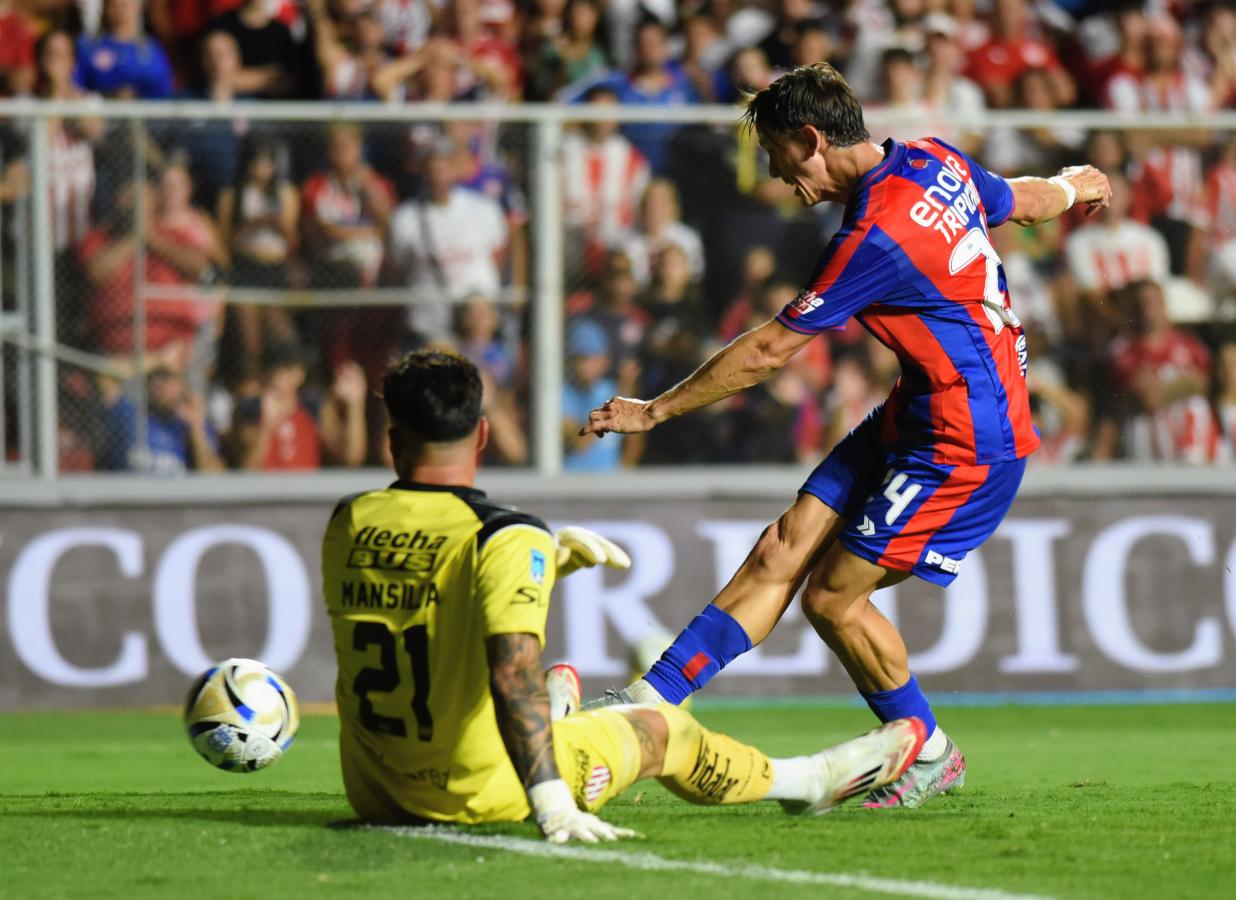 Imagen Nicolás Tripichio se perdió un gol increíble. Fue la más clara del Ciclón. Fotobaires.