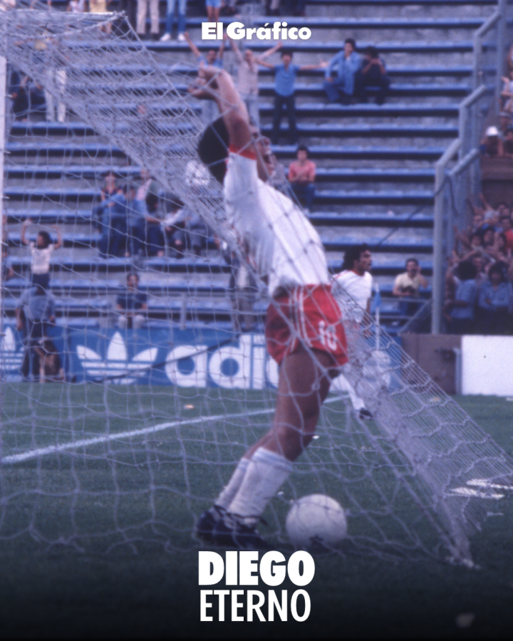 Imagen La imagen corresponde al partido en que Maradona anotó su primer gol oficial en la Primera de Argentinos, el 14 de noviembre de 1976, frente a San Lorenzo de Mar del Plata.