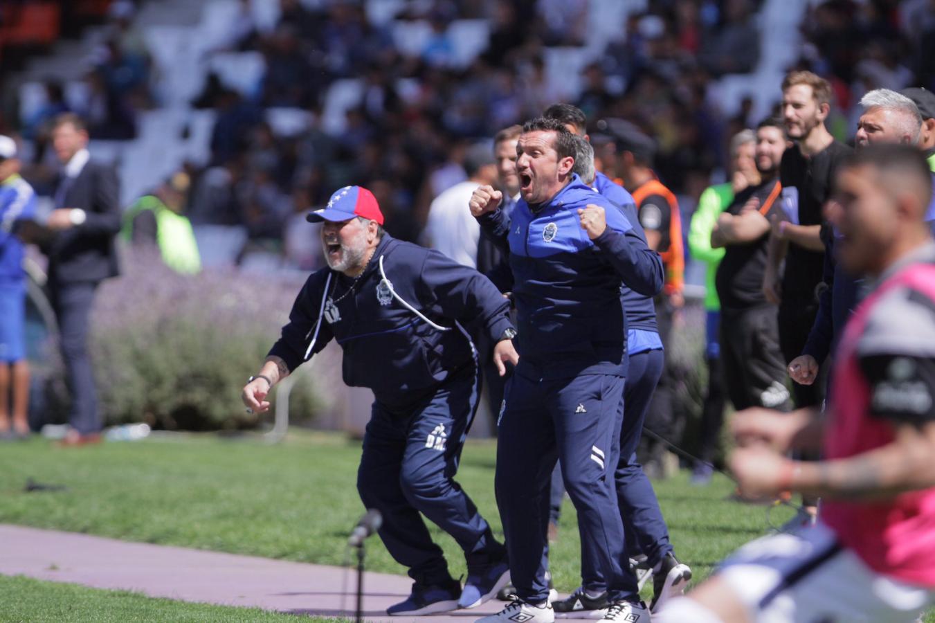 Imagen Maradona y Tunessi festejando un gol del Lobo: Foto: @pepetunessi