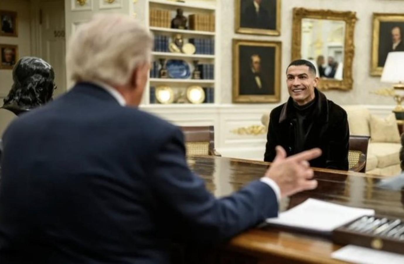 Imagen Cristiano Ronaldo escucha atentamente a Donald Trump.