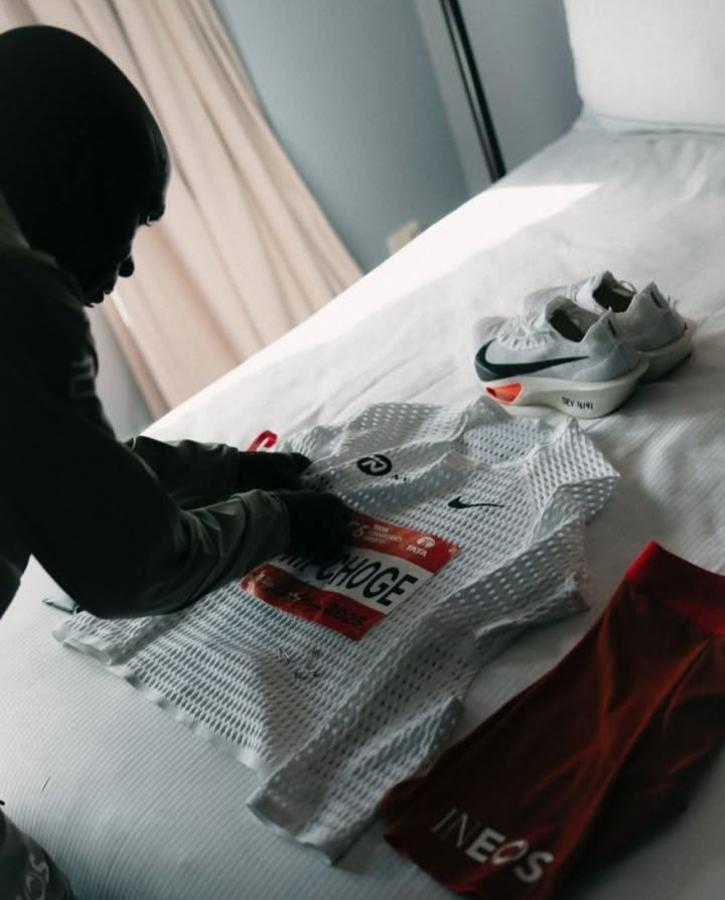 Imagen Kipchoge, ordenando la ropa con la que corrió su último maratón.