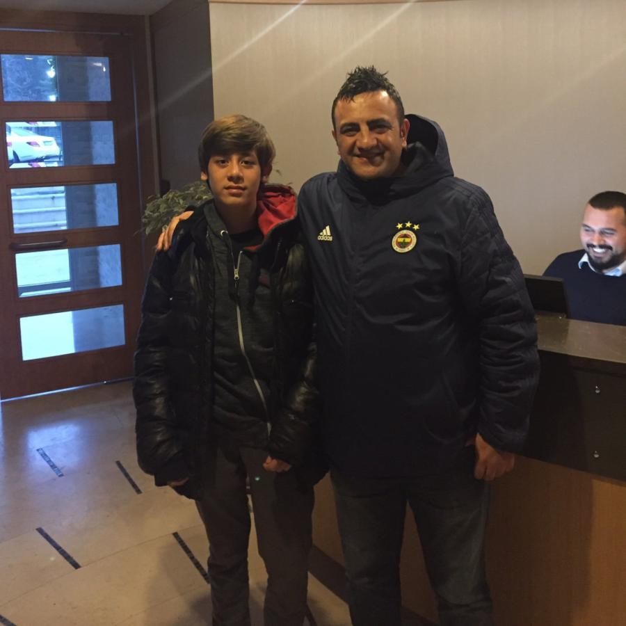 Imagen Serhat Pekmezci y Arda Guler. Él lo llevó de Fenerbahçe a Real Madrid.