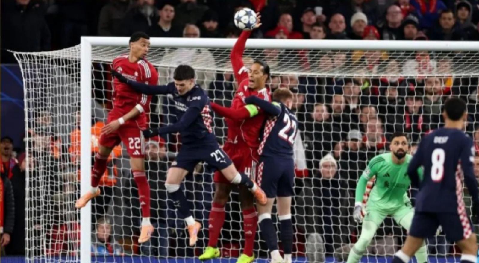 Imagen La mano insólita e inconcebible de Virgil ante PSV grafica el presente de Liverpool.