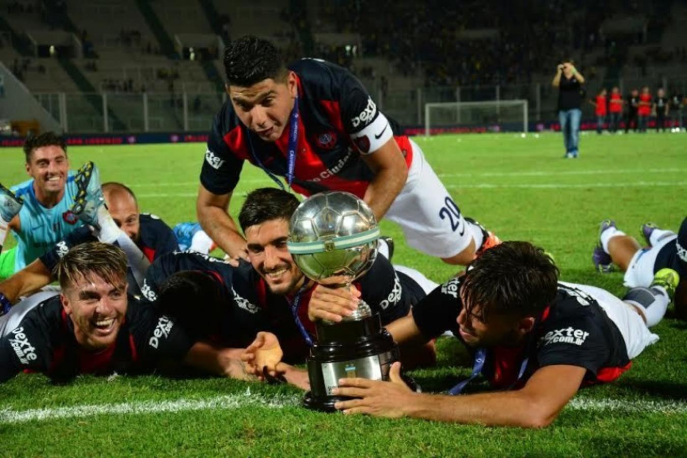 Imagen La locura azulgrana en Córdoba. San Lorenzo campeón de la Supercopa Argentina. Foto: Leo Rea.