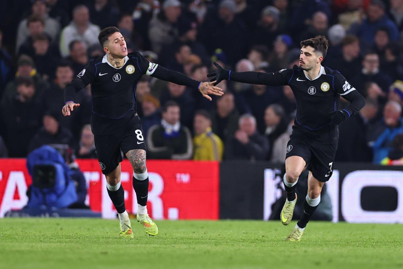 Imagen Enzo Fernández y Pedro Neto, tras el gol del portugués, que no le alcanzó a Chelsea.