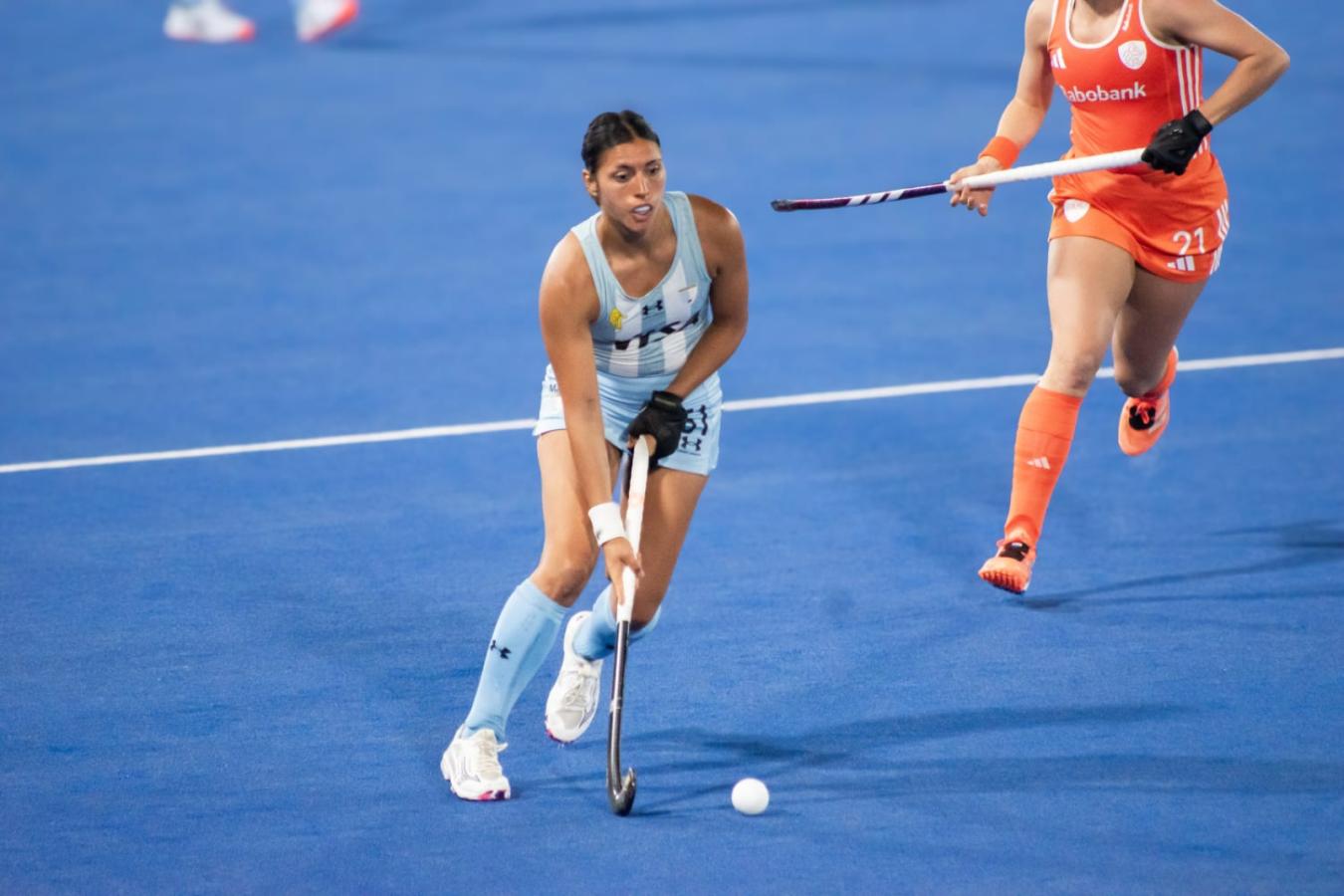 Imagen Paula Ortiz llegó a los 100 partidos con Las Leonas. Aquí, frente a Países Bajos en Santiago del Estero. Foto: Julieta Goncebatt