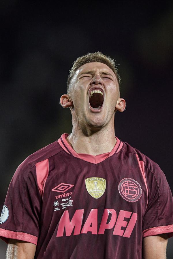 Imagen Rodrigo Castillo y la boca llena de gol. El 9 de Lanús la está rompiendo.