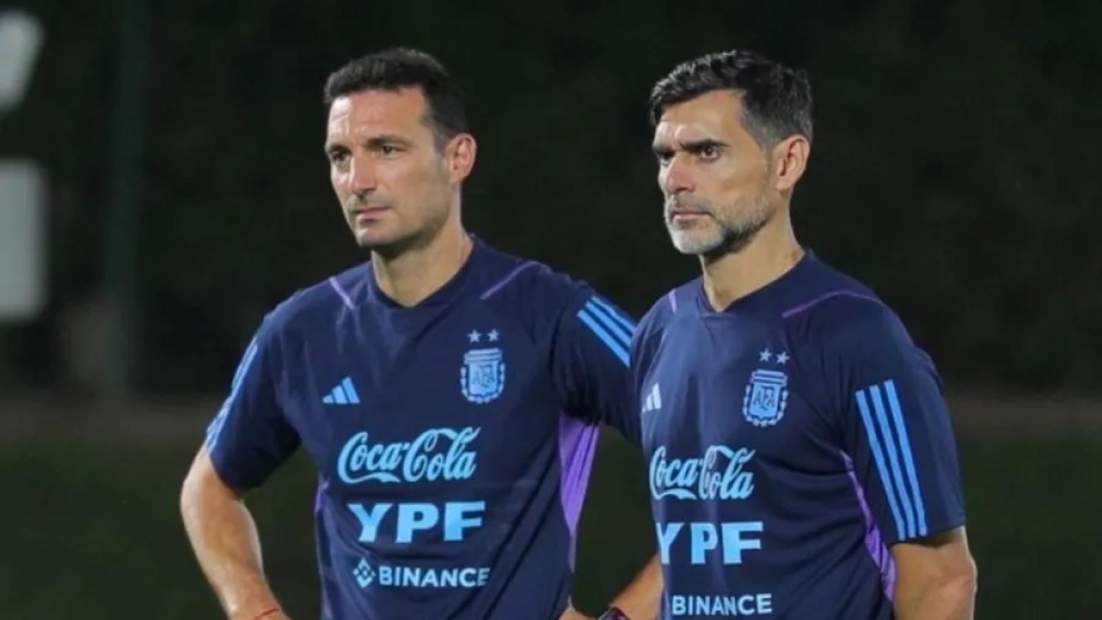Imagen Scaloni y Ayala durante Qatar 2022. Argentina buscará repetir la hazaña en 2026.