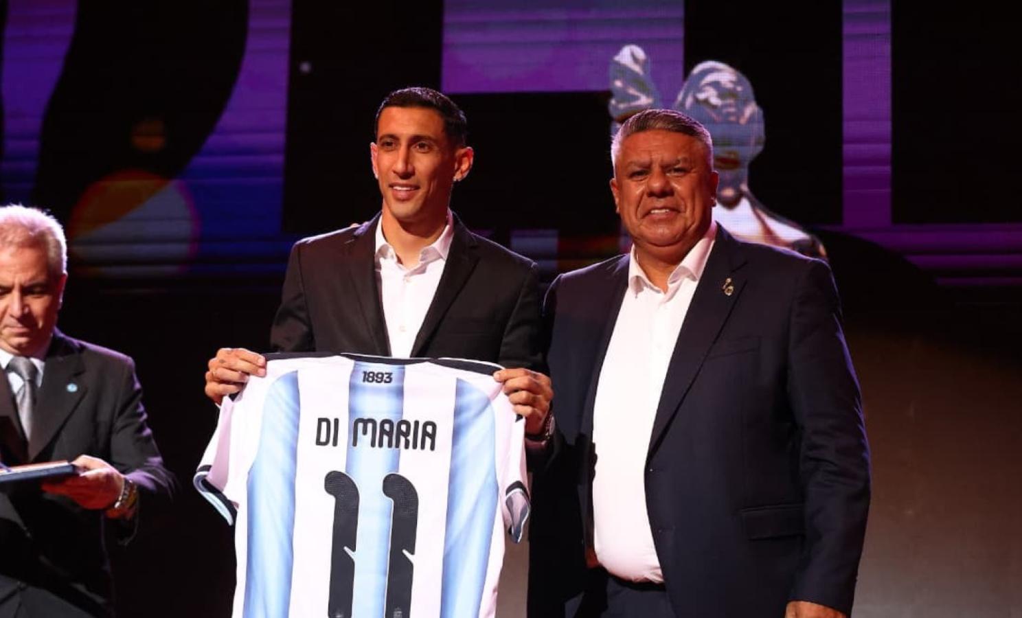 Imagen Di María con el reconocimiento por su aporte a la Selección.