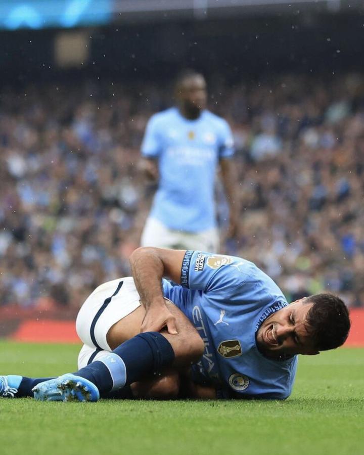 Imagen Rodri se rompió los ligamentos de la rodilla derecha.