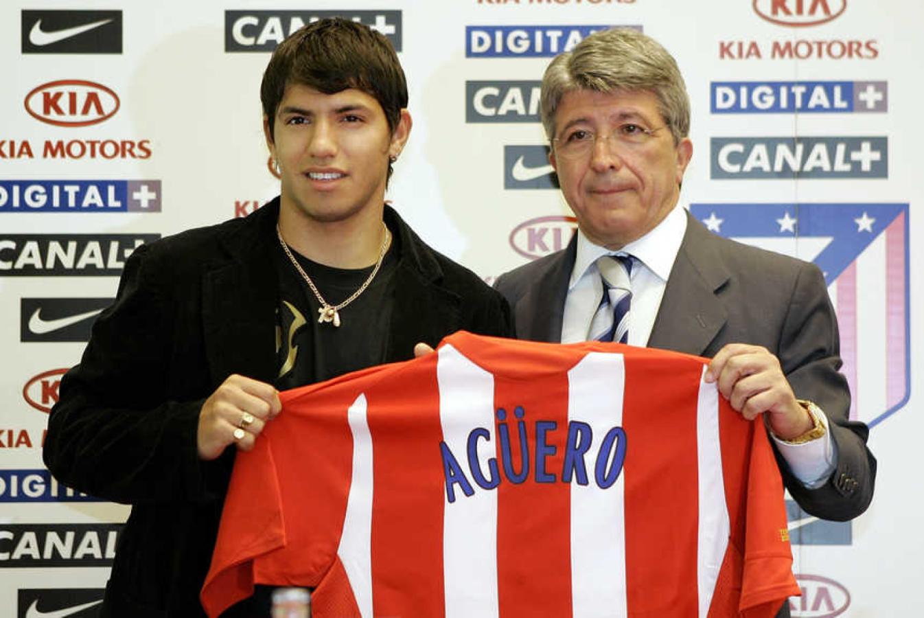 Imagen Cerezo calificó al de Sergio Agüero como el mejor fichaje de sus 22 años como presidente.