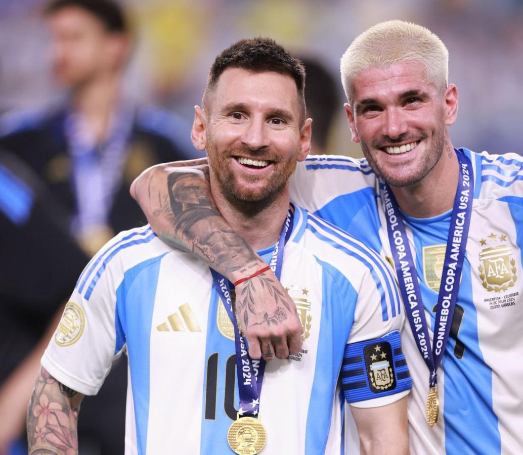 Imagen De Paul junto a Messi en la consagración de Argentina 