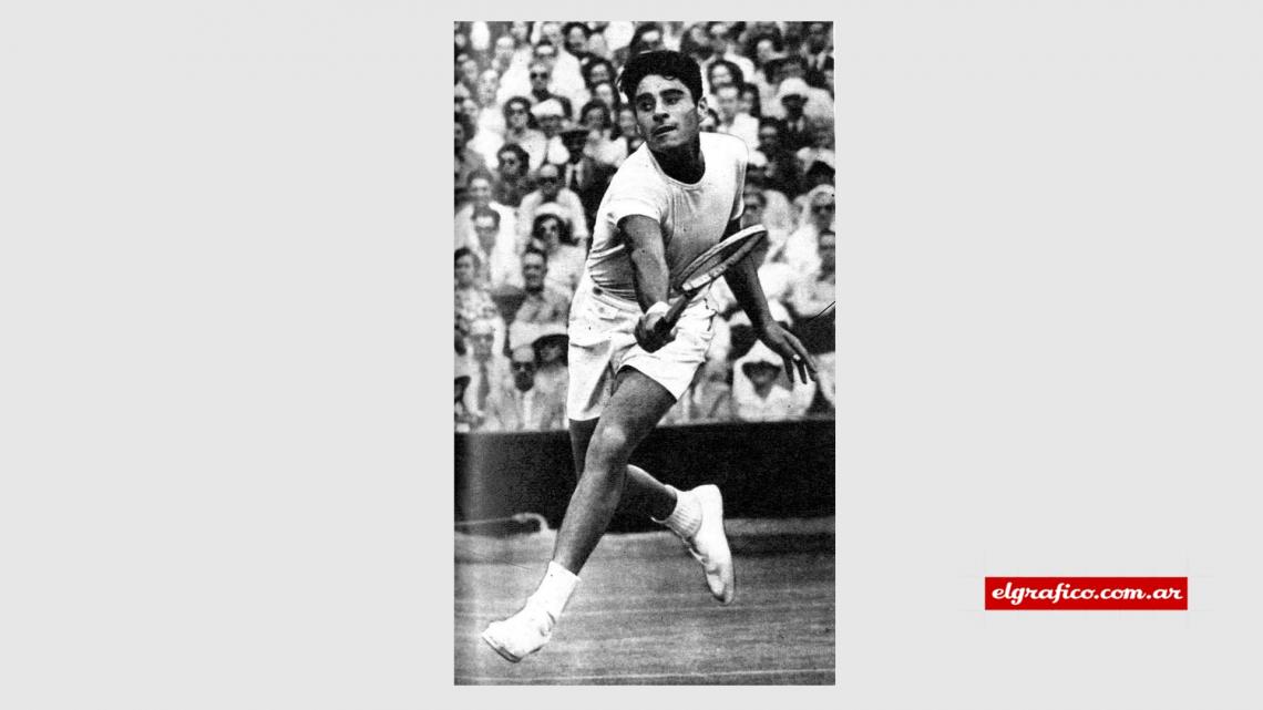 Imagen La última revelación sensacional del tenis norteamericano, Richard González, no anduvo bien en Wimbledon pero triunfó en Forrest Hills. Después de esa victoria ingresó en el profesionalismo, siguiendo la ruta de otros muchos campeones. 