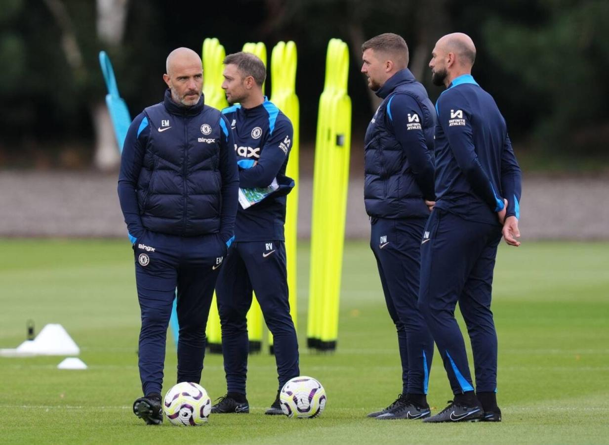 Imagen Enzo Maresca y su cuerpo técnico, tras el recorte final de futbolistas.