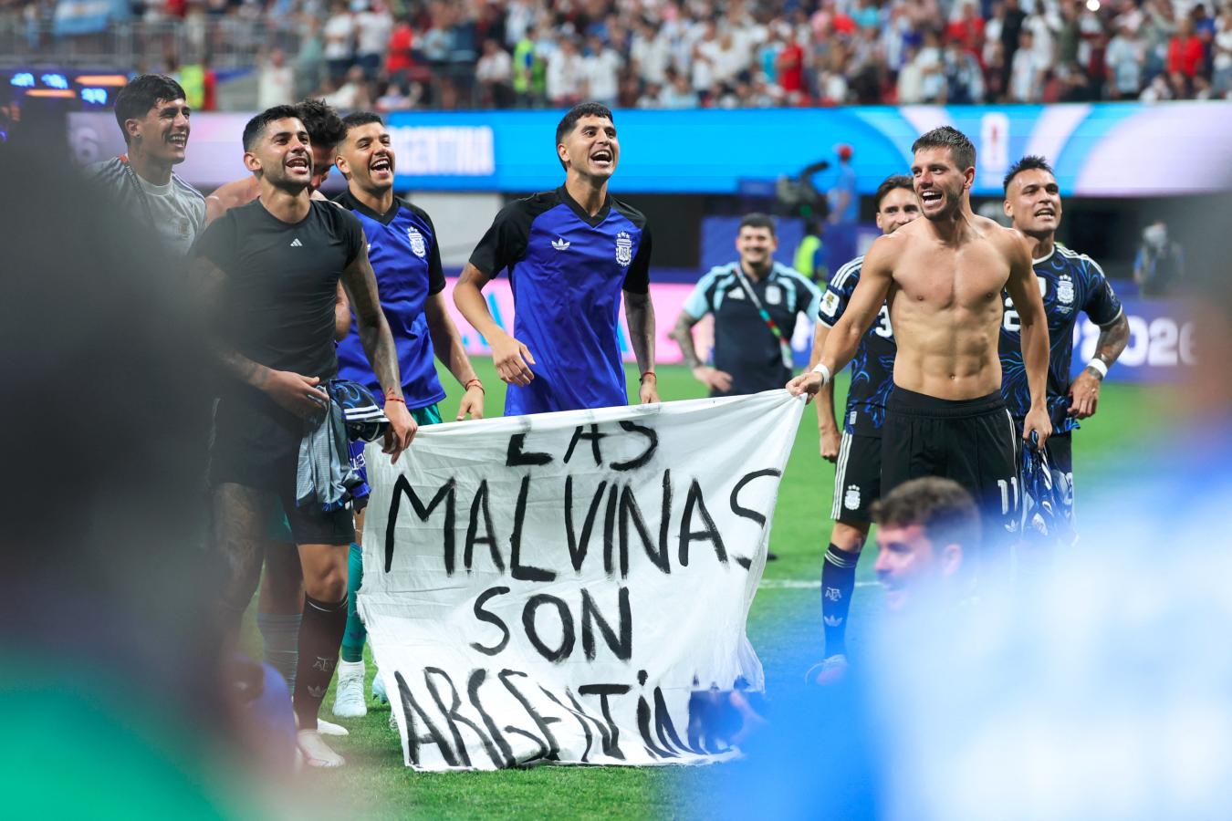 Imagen "Las Malvinas son argentinas", la bandera que mostró la Selección Argentina.