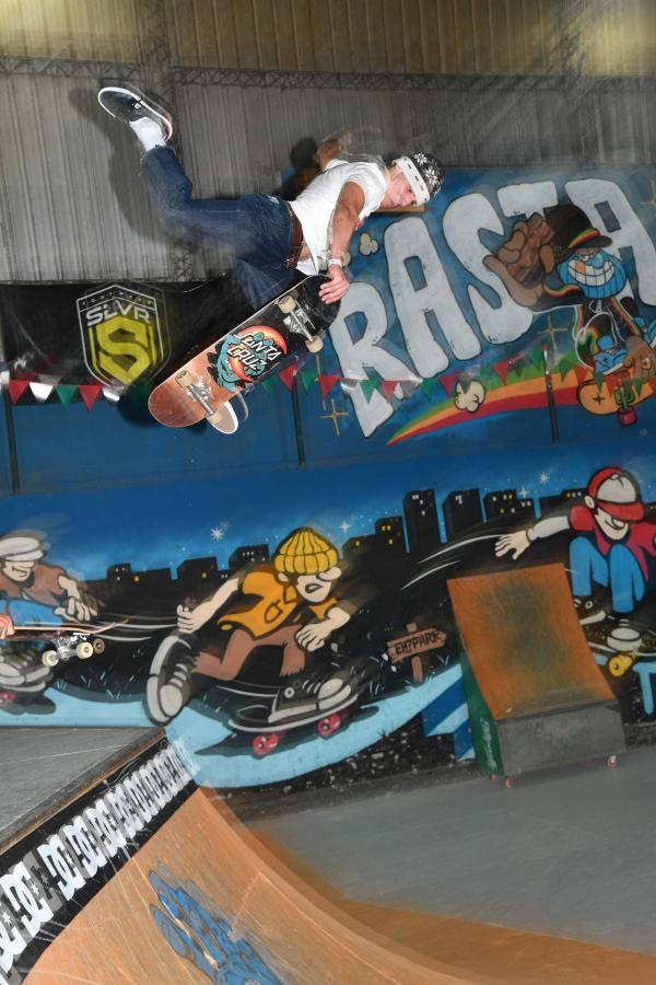 Imagen Gael Dobar, presente y futuro del skate argentino, impactó a los extranjeros con su show en el skaterpark de Bernal.