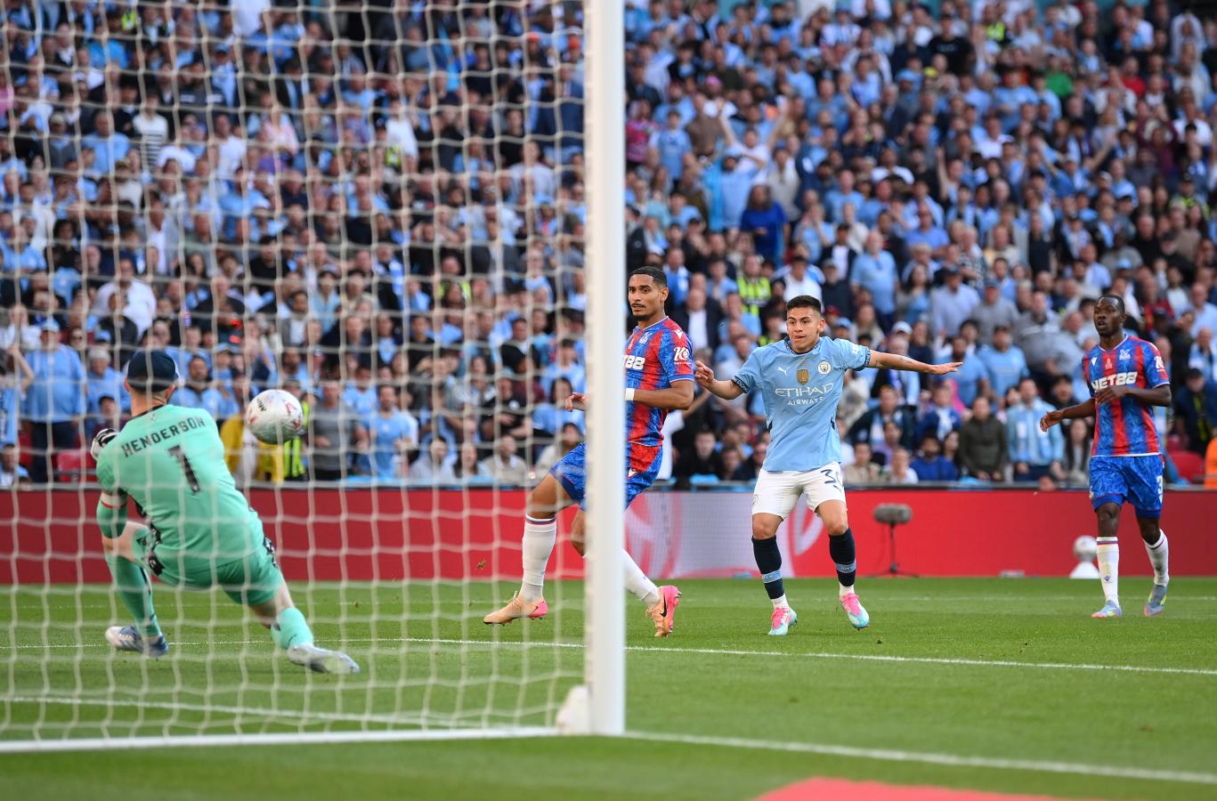 Imagen El remate de Claudio Echeverri fue devuelto por Henderson, el héroe de la final.