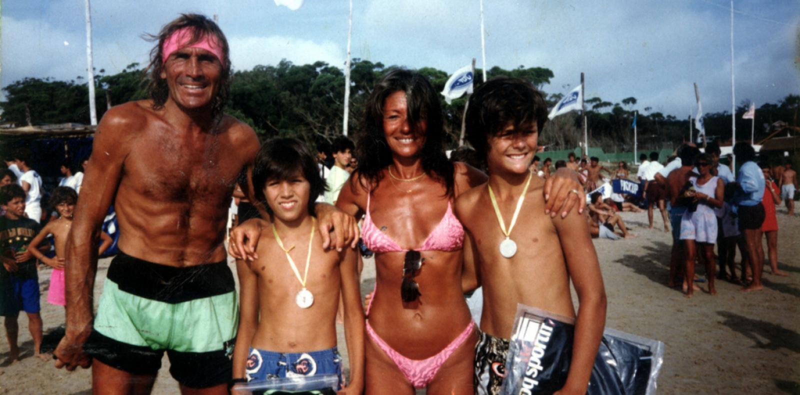 Imagen Gatti junto con su esposa y sus dos hijos, en los años de pleno esplendor boquense.