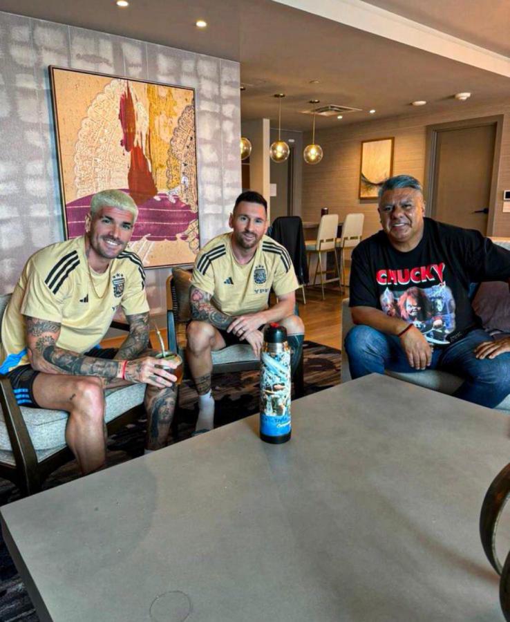 Imagen El ritual del mate entre Tapia, Messi y De Paul, toda una cábala establecida en la Selección.