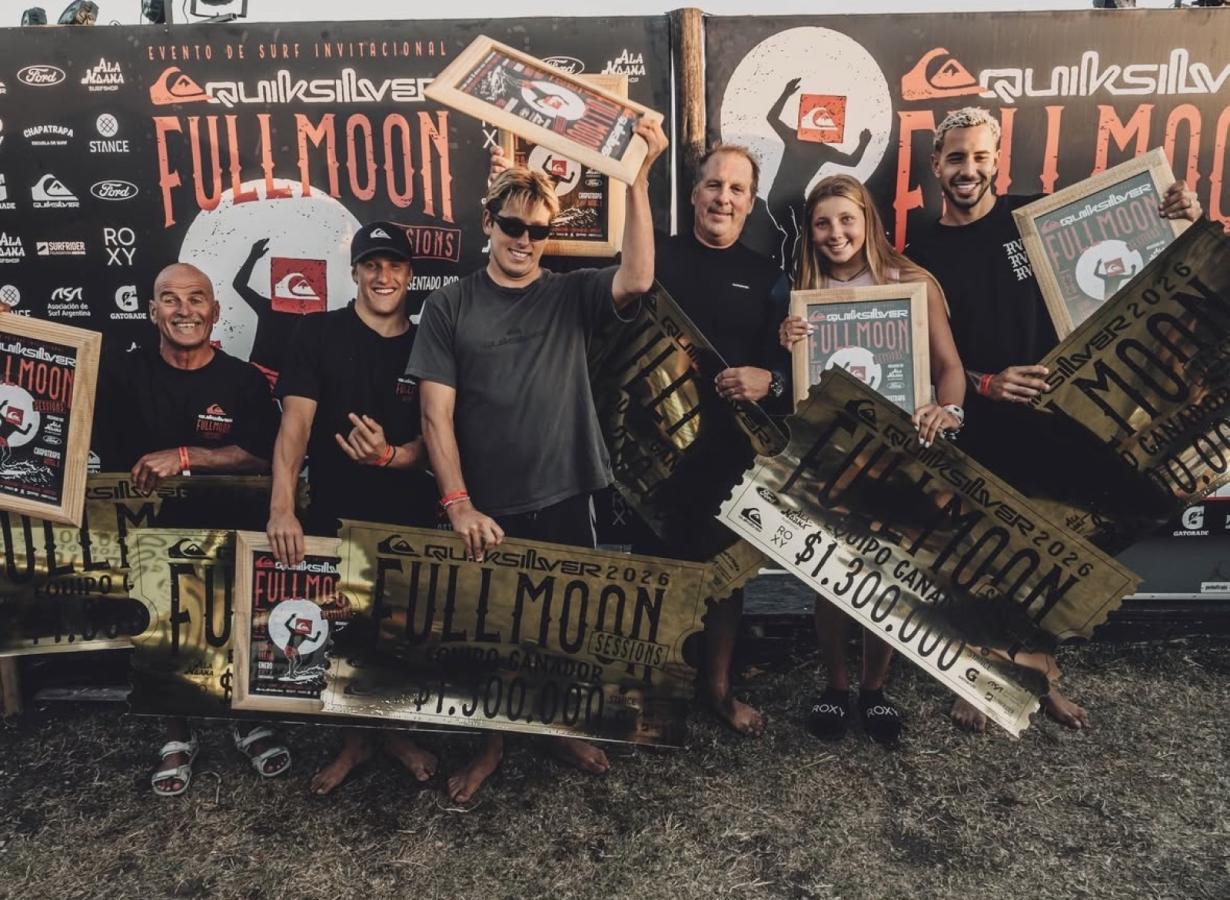 Imagen Menguante, el equipo ganador, con sus miembros (tres de la familia Radziunas) y los cheques.