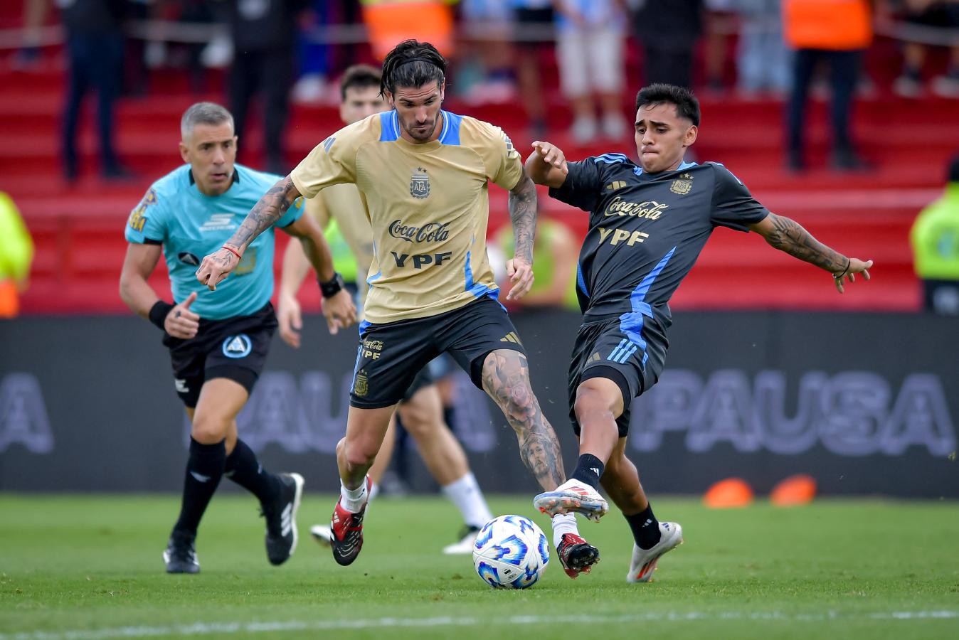 Imagen Milton Delgado, con la Sub 20, marcando a Rodrigo De Paul.