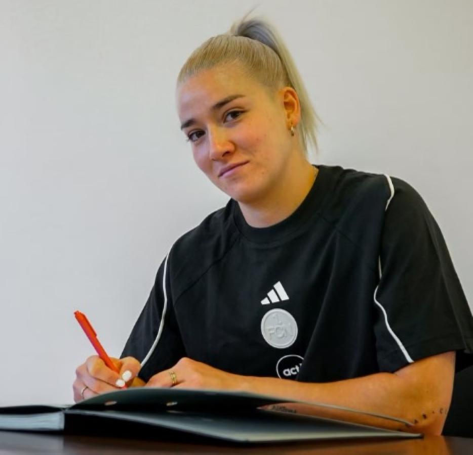 Imagen Abigail Chaves, durante la firma de su contrato en Alemania.