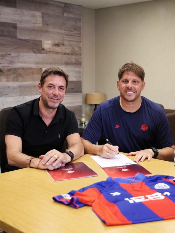 Imagen Ayude junto con el presidente Costantino, al firmar la extensión de su contrato.