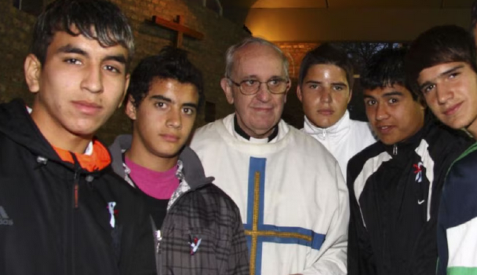 Imagen El por entonces arzobispo de Buenos Aires confirmó a varios chicos de San Lorenzo, entre ellos a Correa.