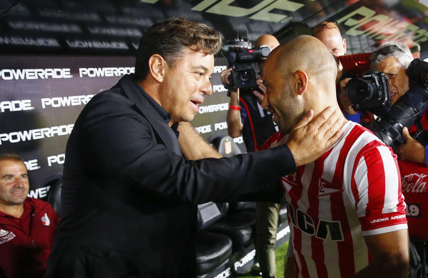 Imagen Gallardo saluda a Mascherano en un Estudiantes-River de 2020.