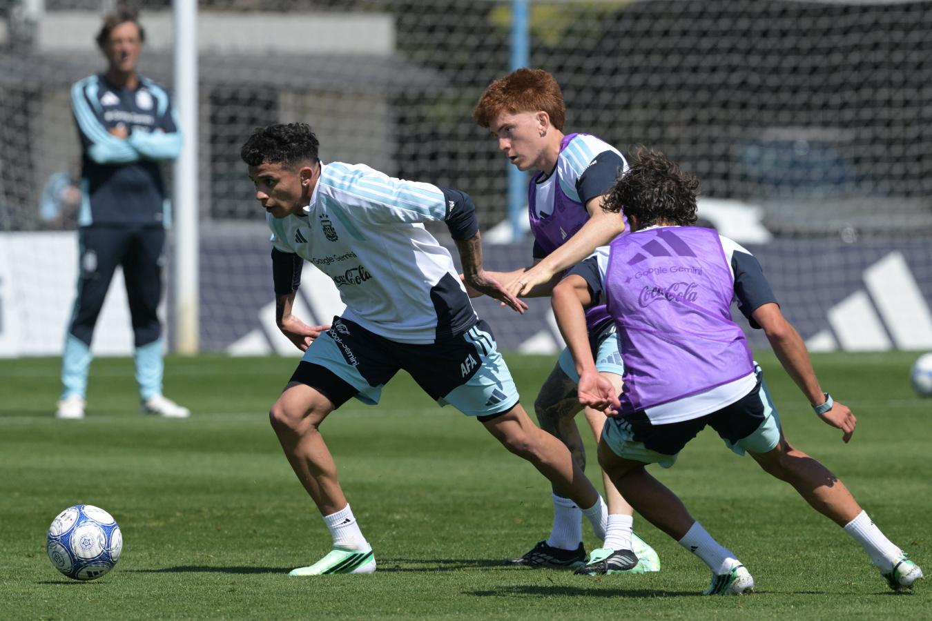 Imagen El pibe Flores, el jueves en la práctica de la Selección Argentina.