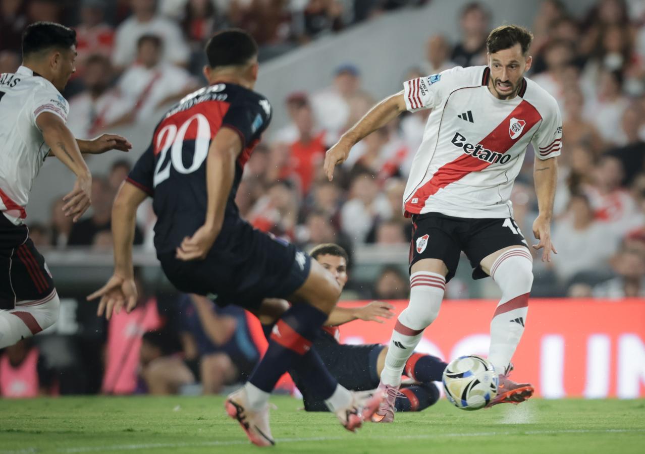 Imagen Tras su floja labor ante Tigre, Matías Viña es duda para ser titular contra AAAJ. Fotobaires.